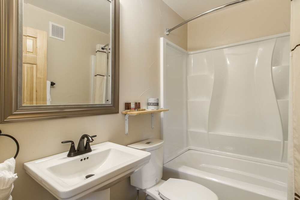 Bathroom, Coyote Mountain Lodge