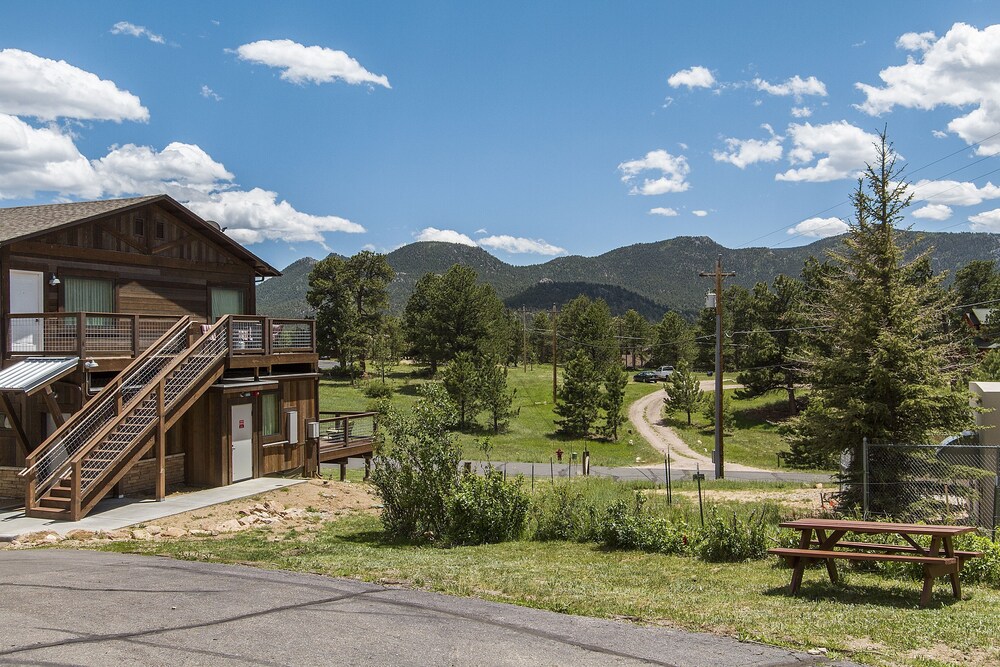 Property grounds, Coyote Mountain Lodge