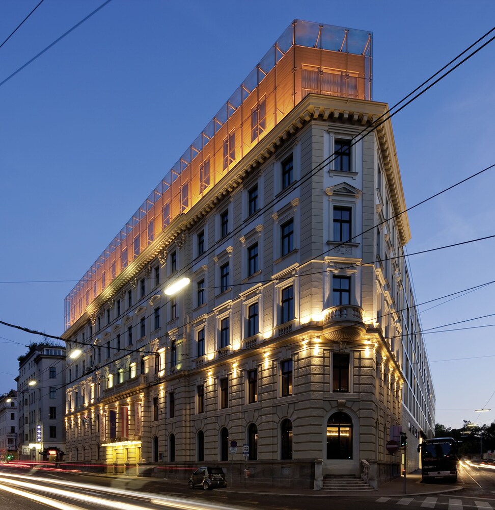 Hotelfassade am Abend/bei Nacht