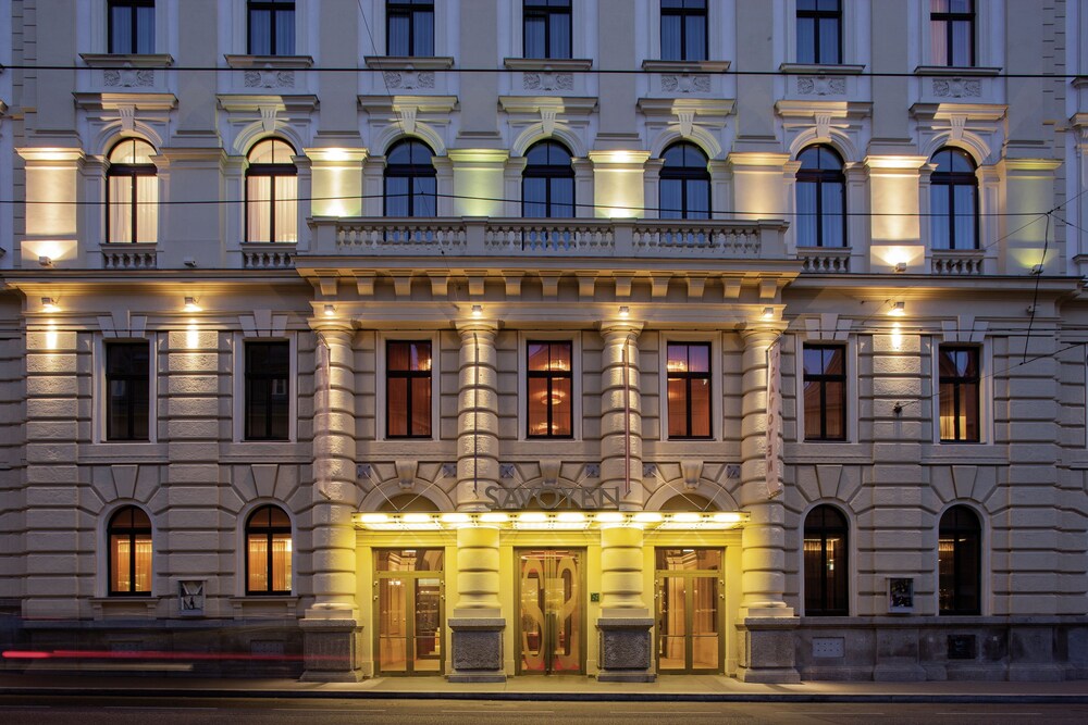 Hotelfassade am Abend/bei Nacht
