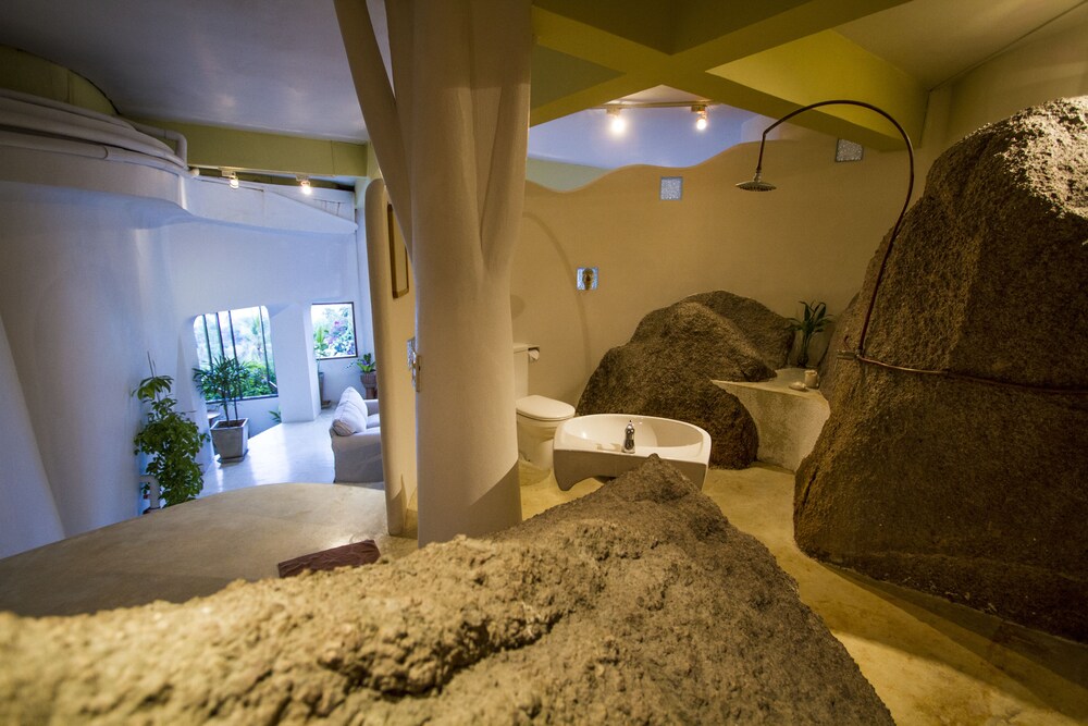 ห้องน้ำ (Design Studio Suite, 1 Bedroom, Sea View, Sea Facing (No swimming pool Access) )
