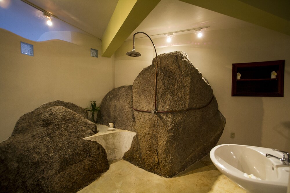 ห้องน้ำ (Design Studio Suite, 1 Bedroom, Sea View, Sea Facing (No swimming pool Access) )