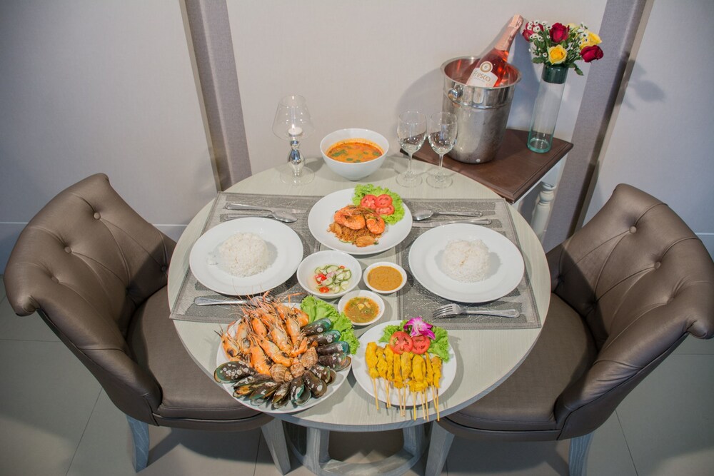 Honey Moon Spa & Suite Pool Villa - In-Room Dining