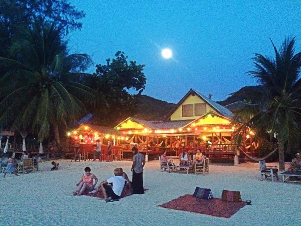 ด้านหน้าของโรงแรม - ช่วงเย็น/กลางคืน