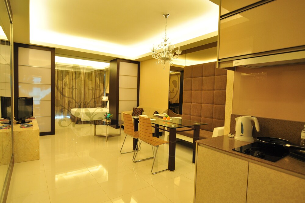 Suite, 1 Bedroom - Living Room