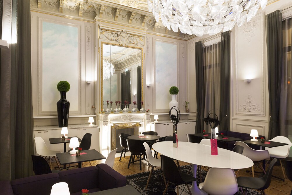 Hotel Lounge
