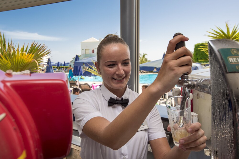 Bar junto a la piscina