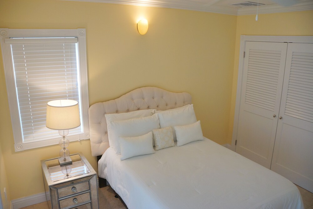 Deluxe Villa, 4 Bedrooms, Beach View, Beachfront - Guestroom