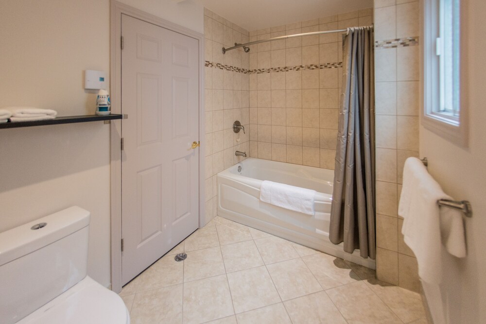 Deep Soaking Bathtub