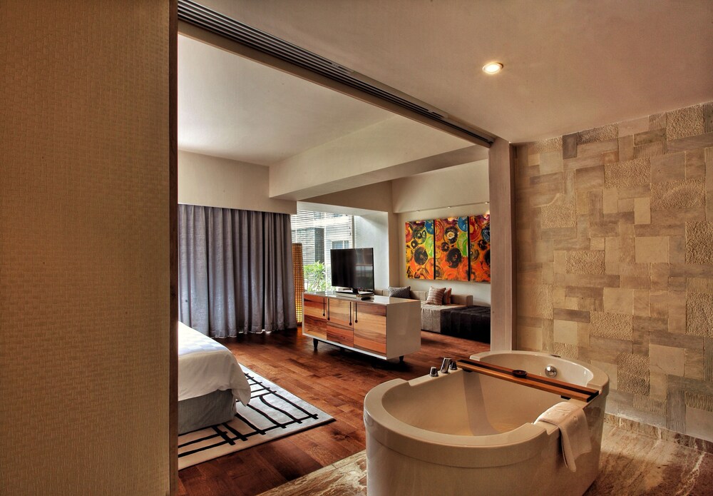 Deep Soaking Bathtub