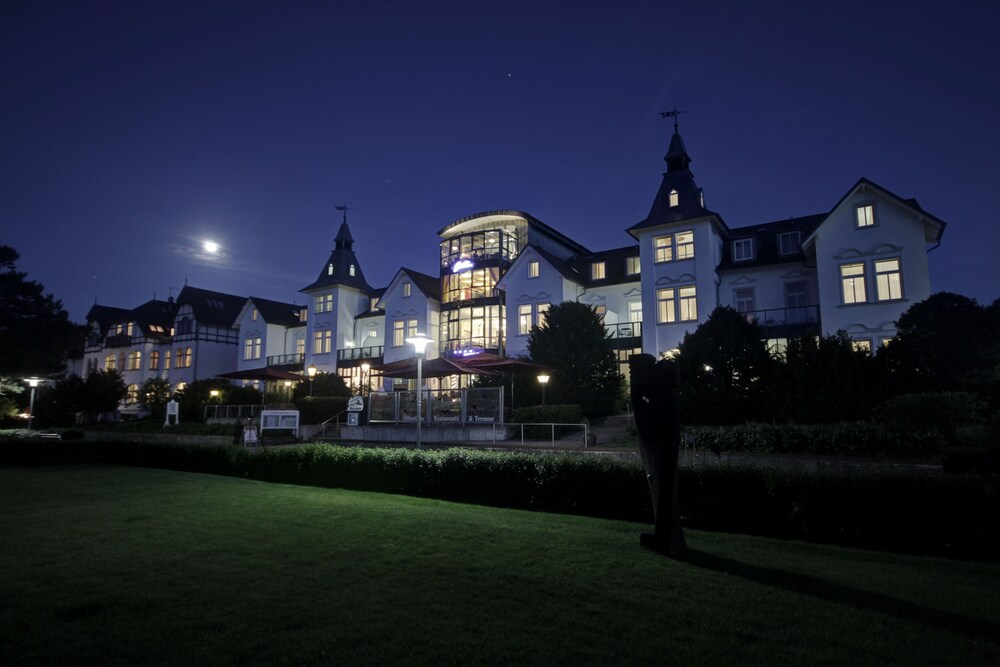 Hotelfassade am Abend/bei Nacht