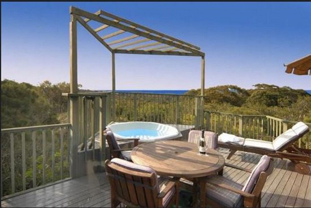 Treetop House with Spa - Guestroom