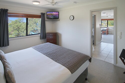 Whangaparaoa Lodge Motel