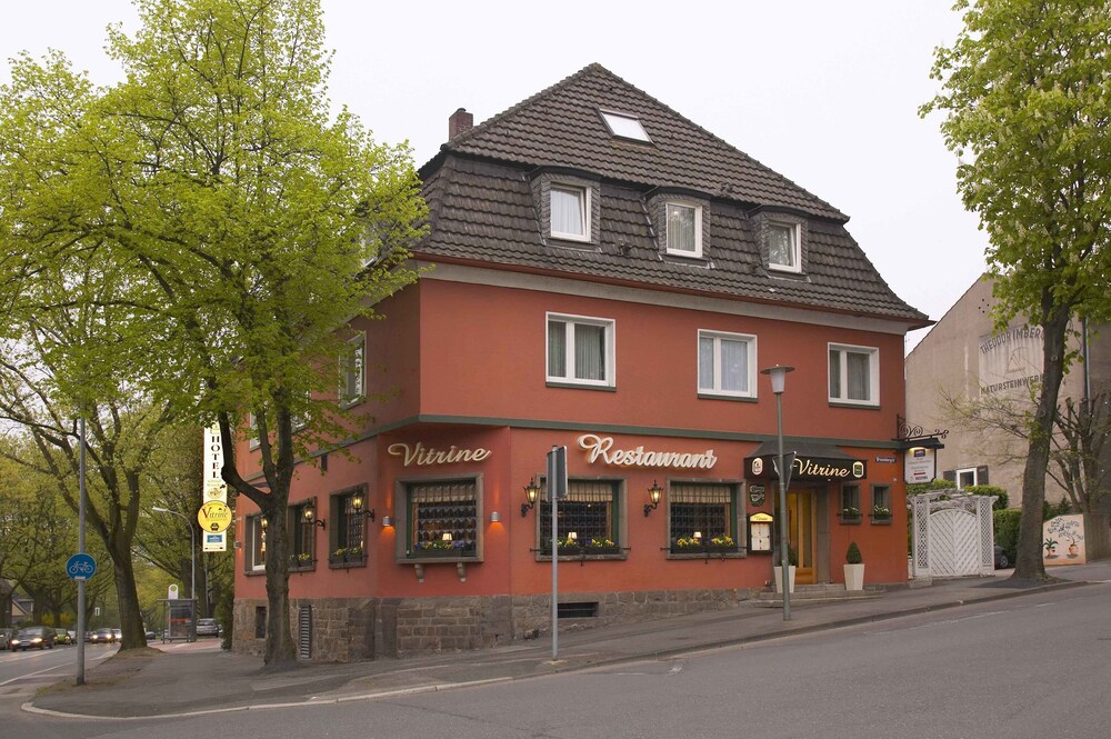 Hotelfassade am Abend/bei Nacht