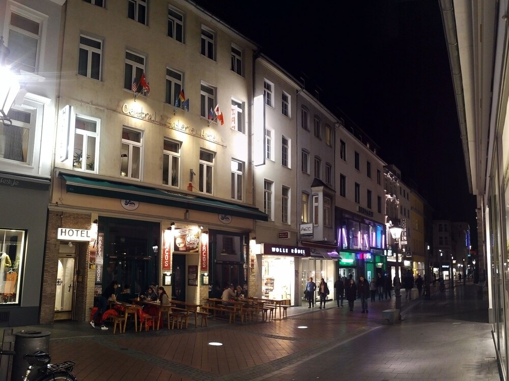 Hotelfassade am Abend/bei Nacht