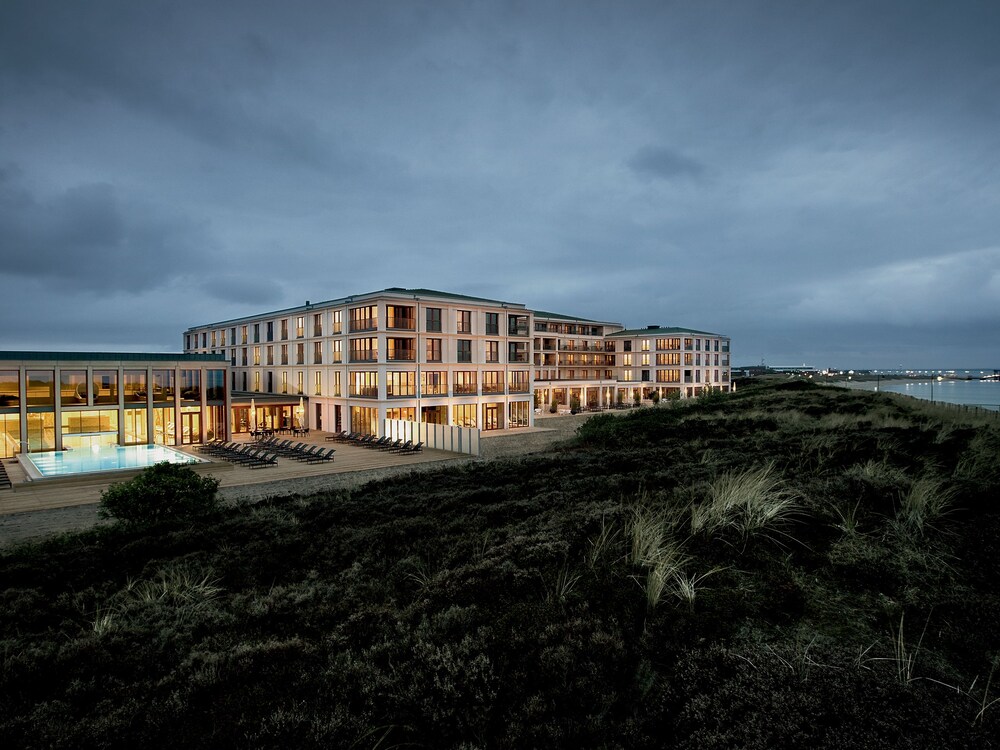 Hotelfassade am Abend/bei Nacht