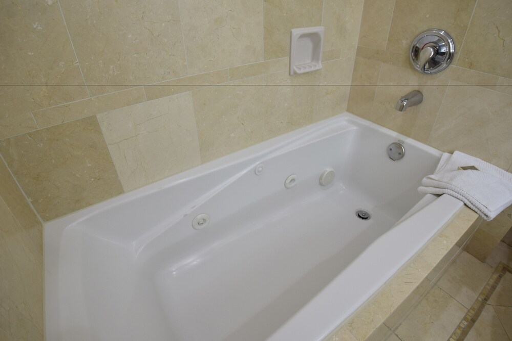 Penthouse, 2 Bedrooms, 3 Bathrooms, Kitchen - Jetted Tub