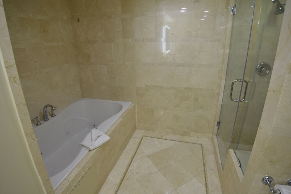 Penthouse, 3 Bedrooms, 3 Bathrooms, Kitchen - Jetted Tub