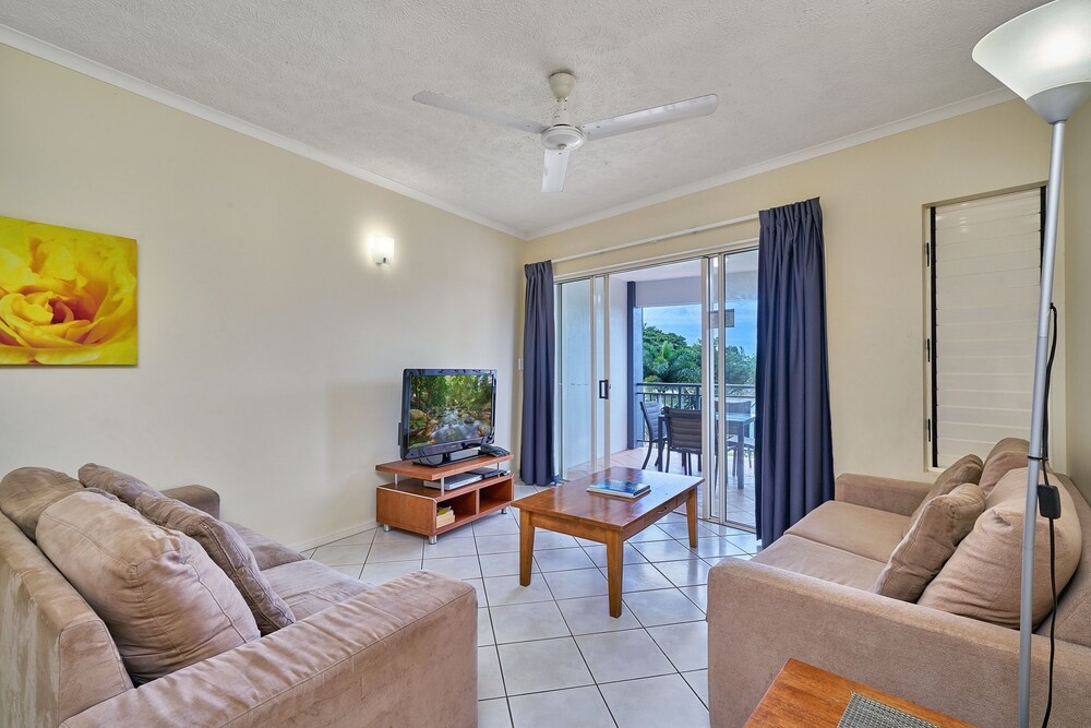 Apartment, 2 Bedrooms - Living Room