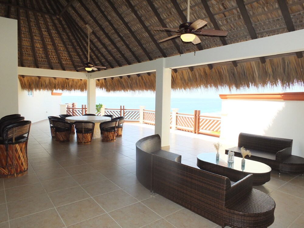 2 Bedroom Penthouse Beachfront Condo - Living Room