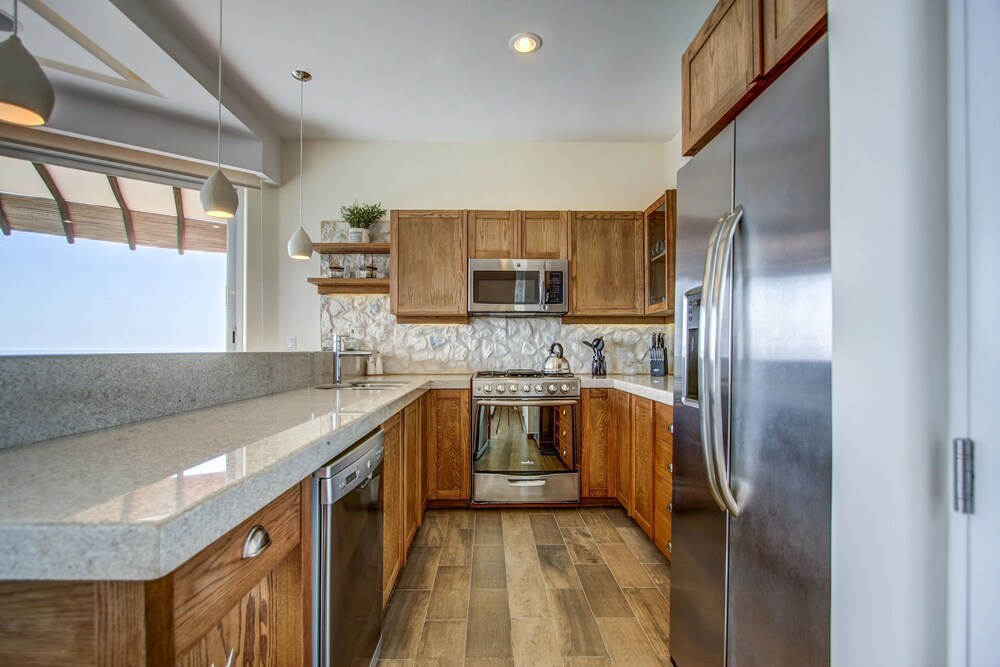 2 Bedroom Premium Beachfront Condo - In-Room Kitchen