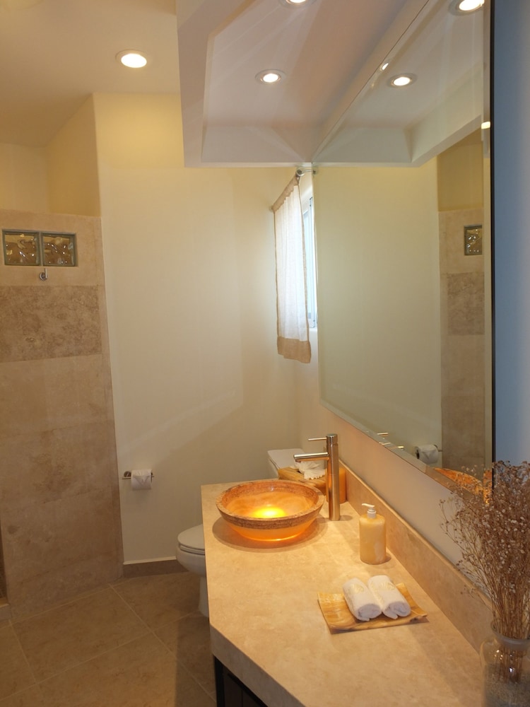 2 Bedroom Penthouse Beachfront Condo - Bathroom