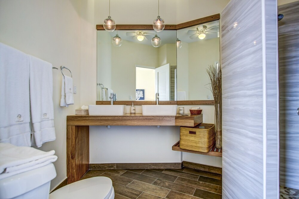 2 Bedroom Premium Beachfront Condo - Bathroom