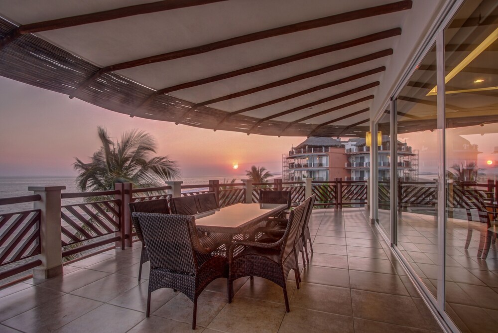 4 Bedroom Premium Beachfront Condo - Terrace/Patio