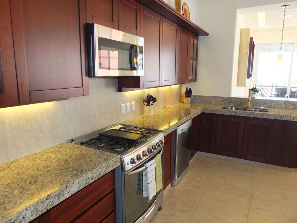 1 Bedroom Oceanview Condo - In-Room Kitchen