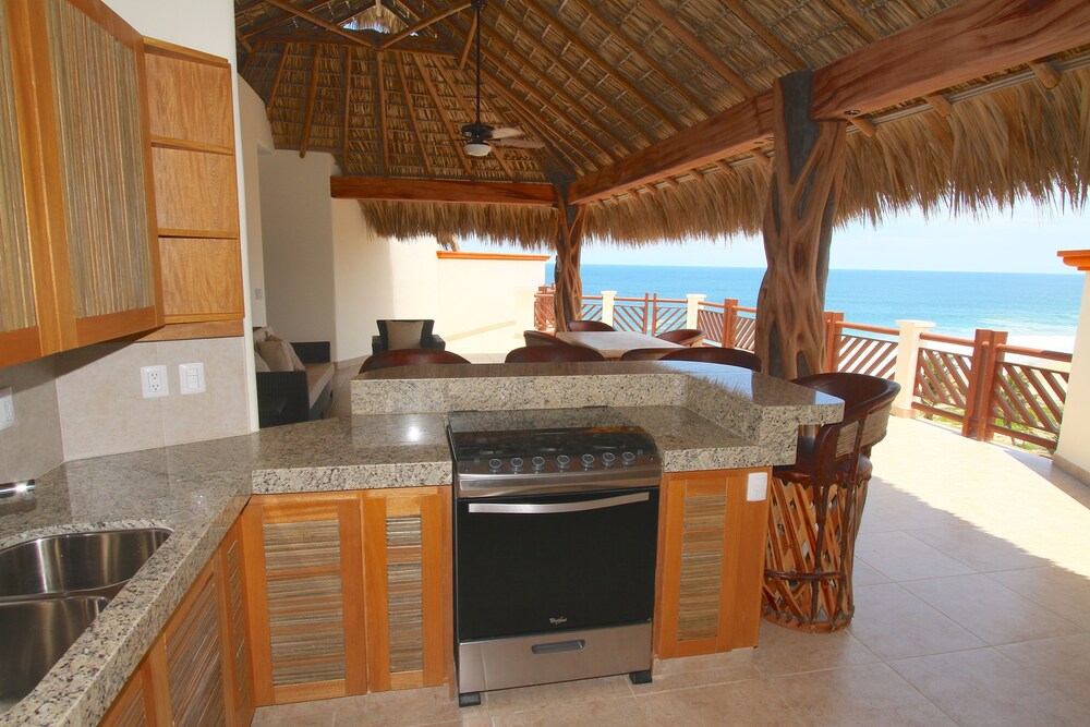 1 Bedroom Penthouse Beachfront Condo - Guestroom