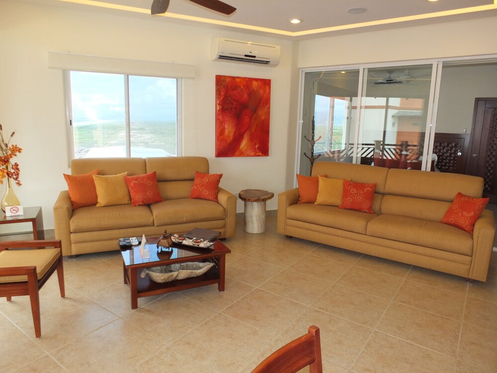 1 Bedroom Oceanview Condo - Living Room