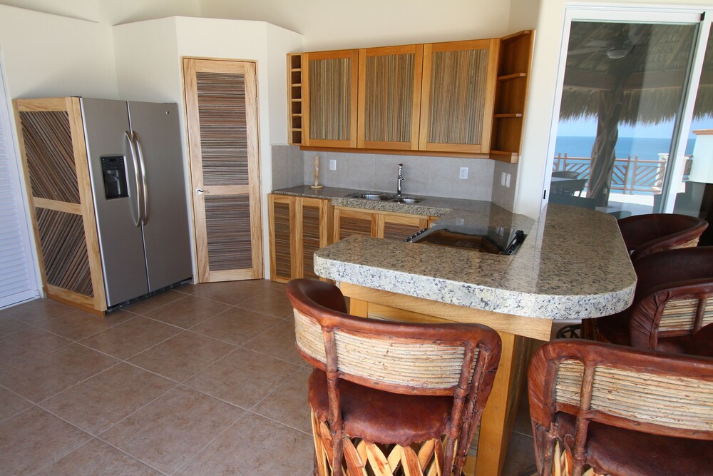 1 Bedroom Penthouse Beachfront Condo - In-Room Kitchen