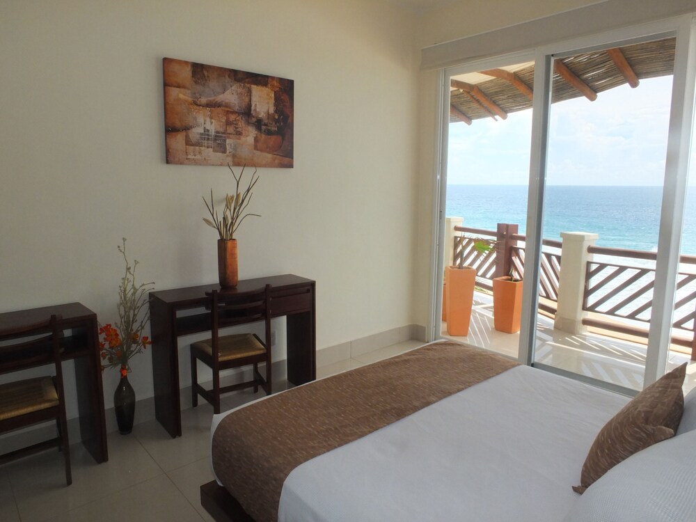 4 Bedroom Penthouse Beachfront Condo - Guestroom