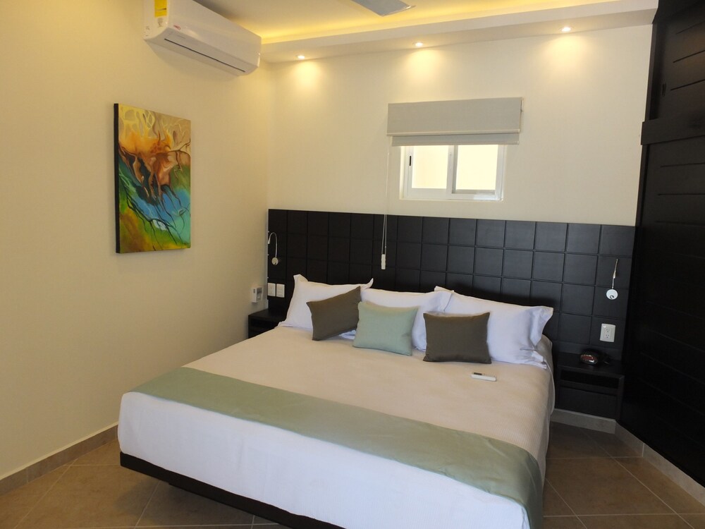 2 Bedroom Penthouse Beachfront Condo - Guestroom