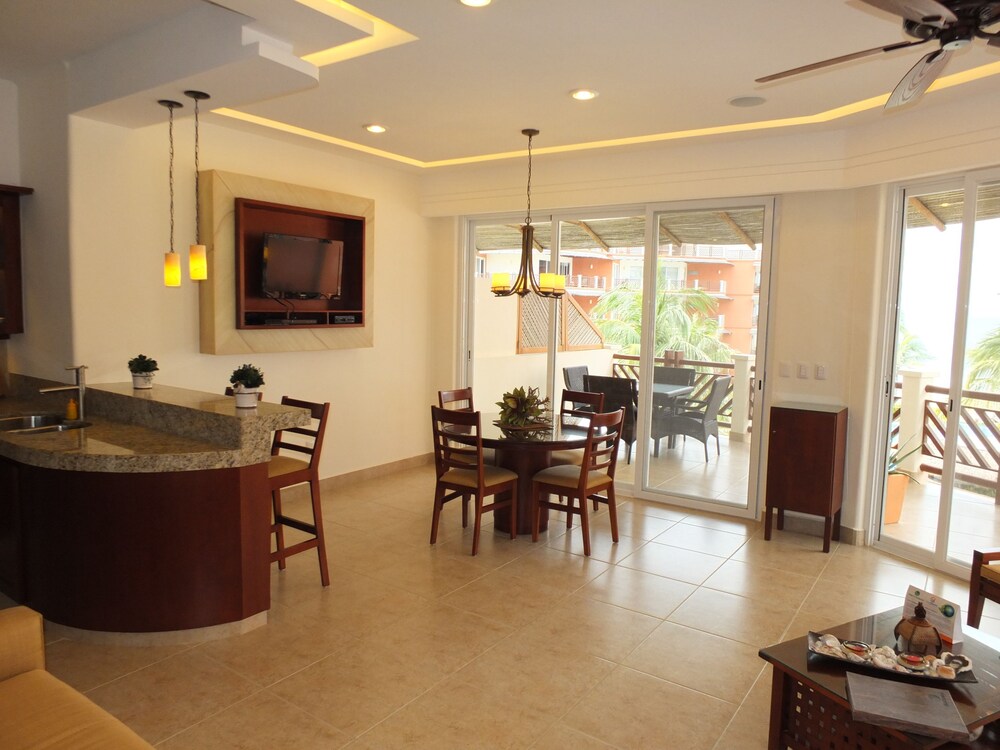 1 Bedroom Oceanview Condo - Living Area