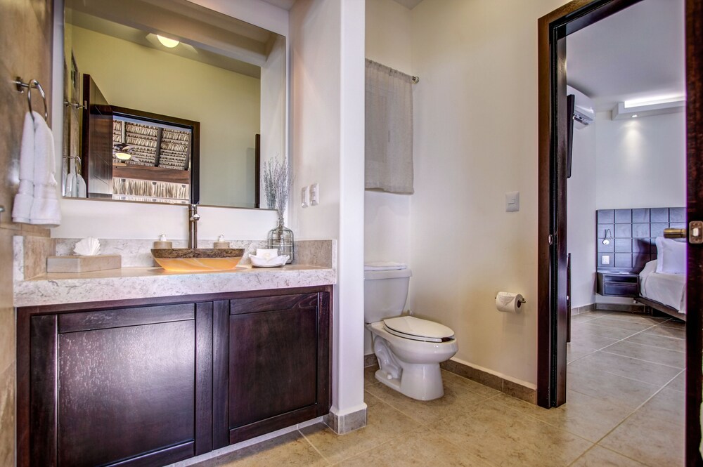 3 Bedroom Penthouse Beachfront Condo - Bathroom