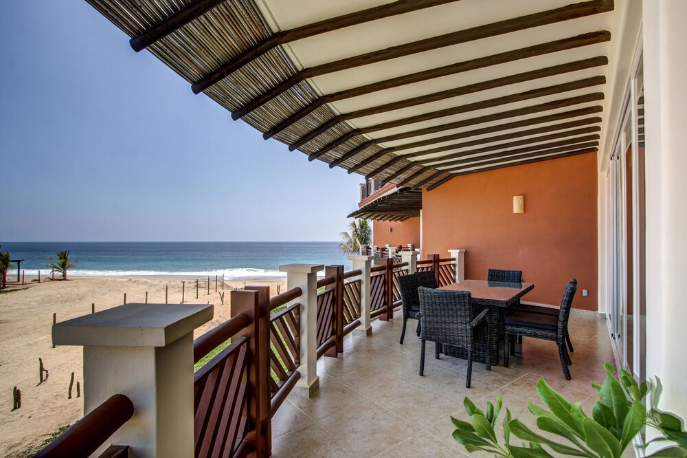 3 Bedroom Premium Beachfront Condo - Terrace/Patio