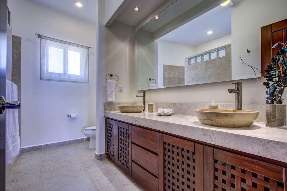 3 Bedroom Premium Beachfront Condo - Bathroom
