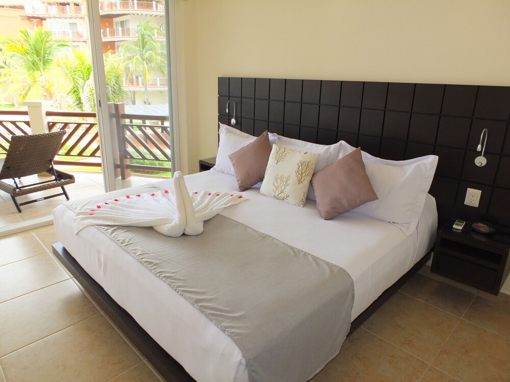 2 BEDROOM OCEANVIEW CONDO - Guestroom