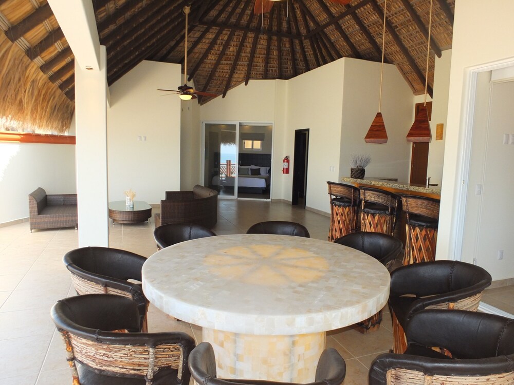 2 Bedroom Penthouse Beachfront Condo - Living Area