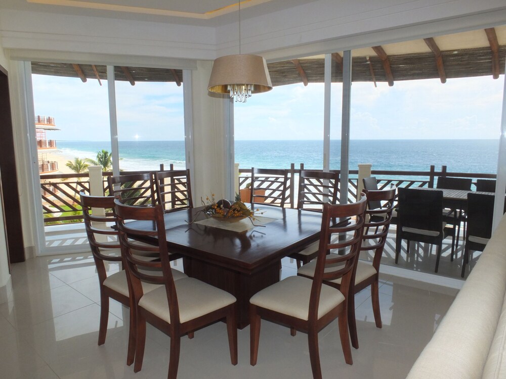 4 Bedroom Penthouse Beachfront Condo - In-Room Dining