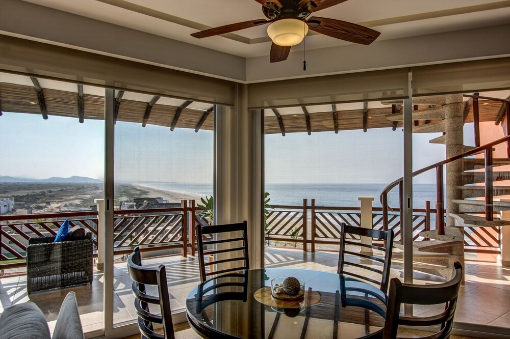 3 Bedroom Penthouse Beachfront Condo - Living Room