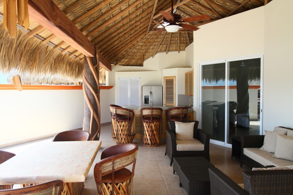 1 Bedroom Penthouse Beachfront Condo - Living Room