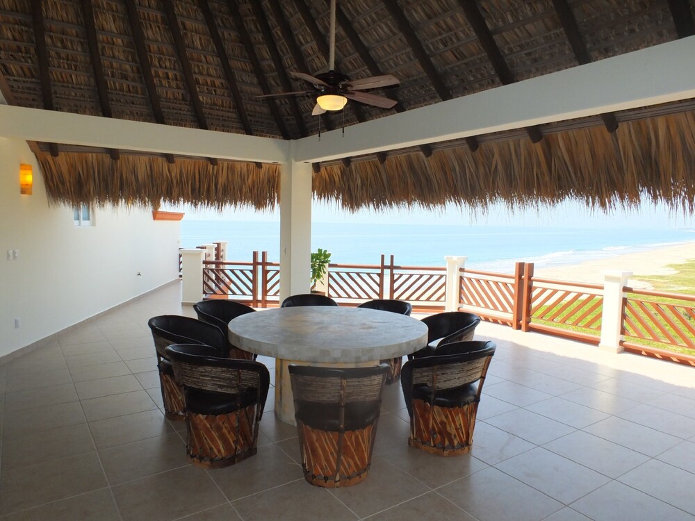 2 Bedroom Penthouse Beachfront Condo - Terrace/Patio
