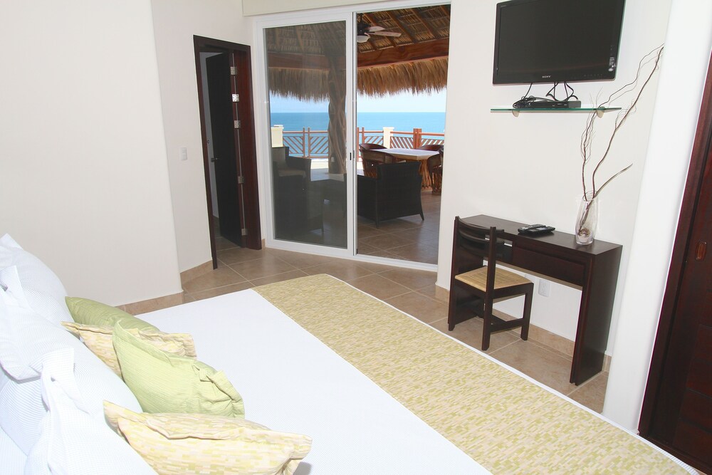 1 Bedroom Penthouse Beachfront Condo - Guestroom