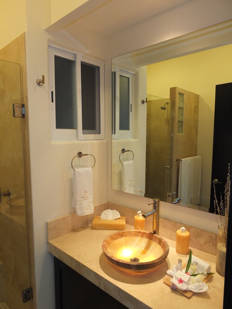 2 BEDROOM OCEANVIEW CONDO - Bathroom