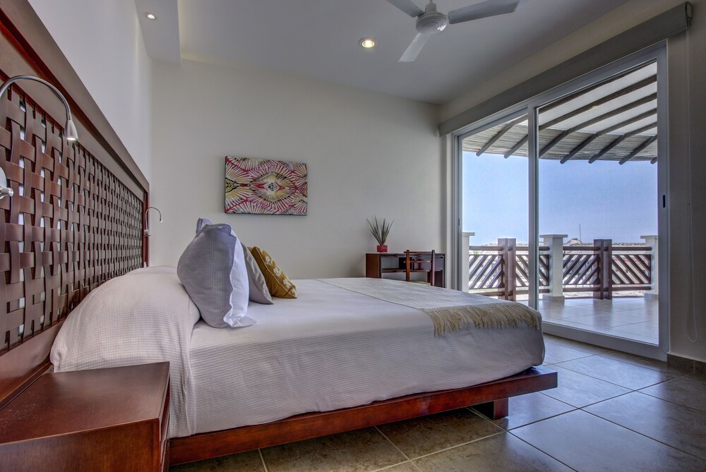 3 Bedroom Premium Beachfront Condo - Guestroom