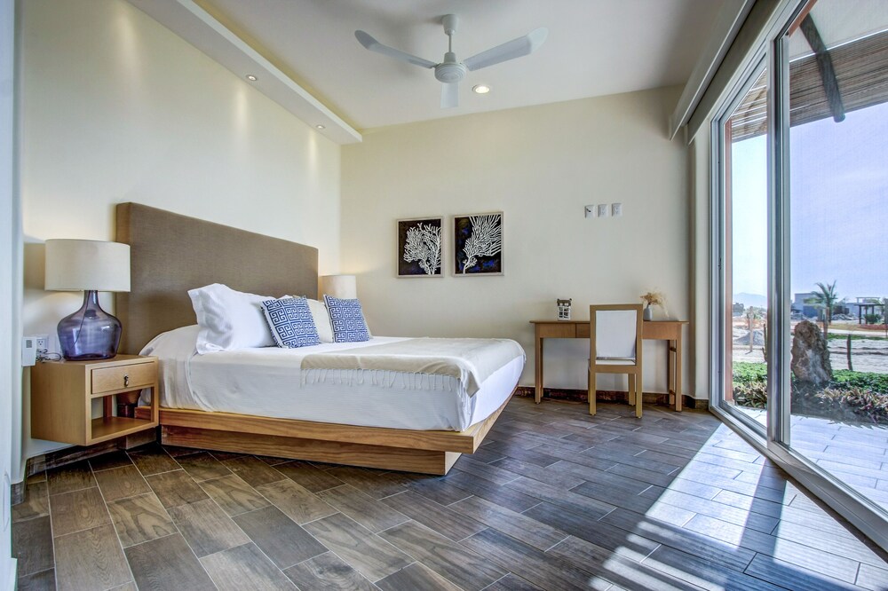 2 Bedroom Premium Beachfront Condo - Guestroom