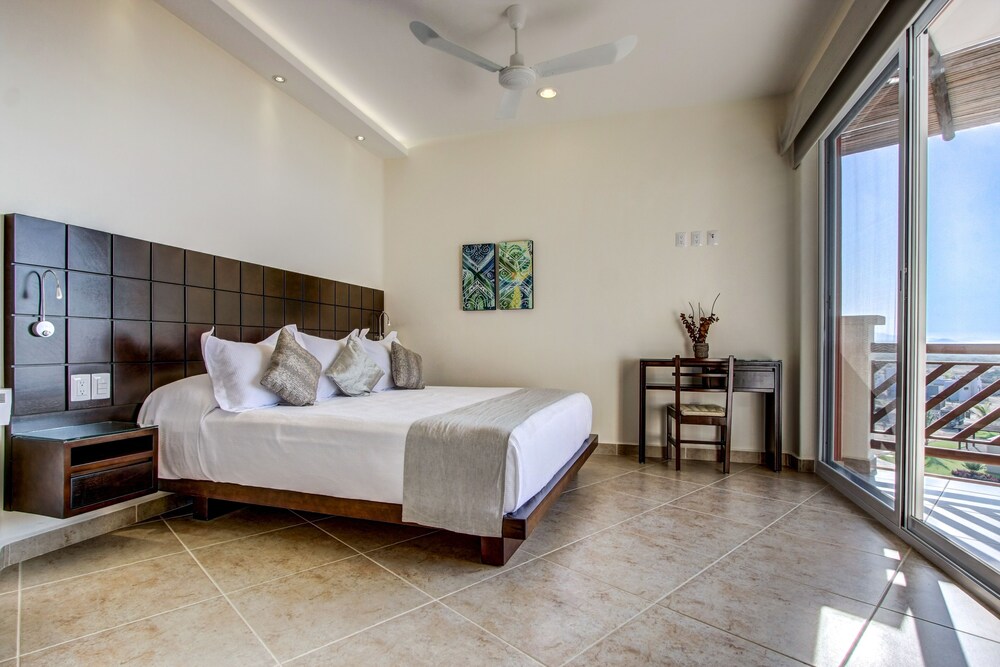3 Bedroom Penthouse Beachfront Condo - Guestroom