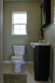 Deluxe Room, 1 Queen Bed (Dog Friendly) - Bathroom